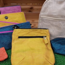 Schicke Taschen und Hüllen aus Nylon-Netzen und Lederresten
