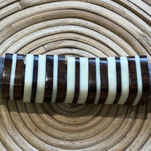 Ringe aus weißer und dunkelbrauner Taguanuss: ein Effekt wie Elfenbein